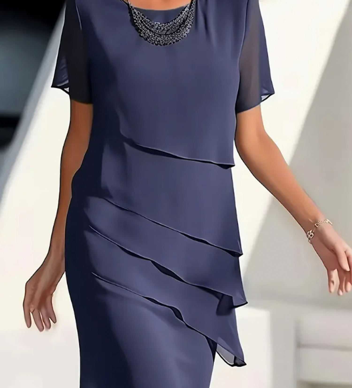 Petra – Elegantní vrstvené šaty s jemným splýváním